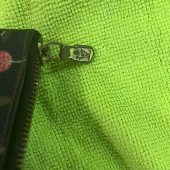 Louis Vuitton Cle Limited Ed Cherries - Picture 4 of 5